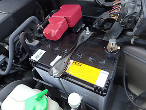 バッテリー上がりの車のエンジンをかける方法 ブースターケーブルのつなぎ方